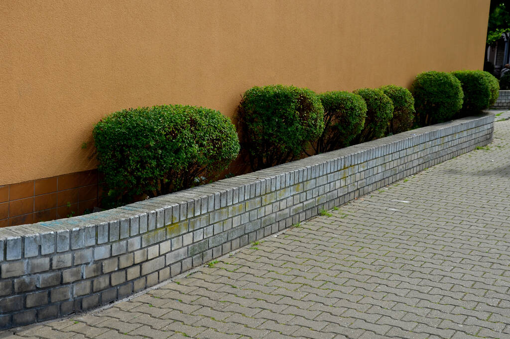 retaining wall commercial
